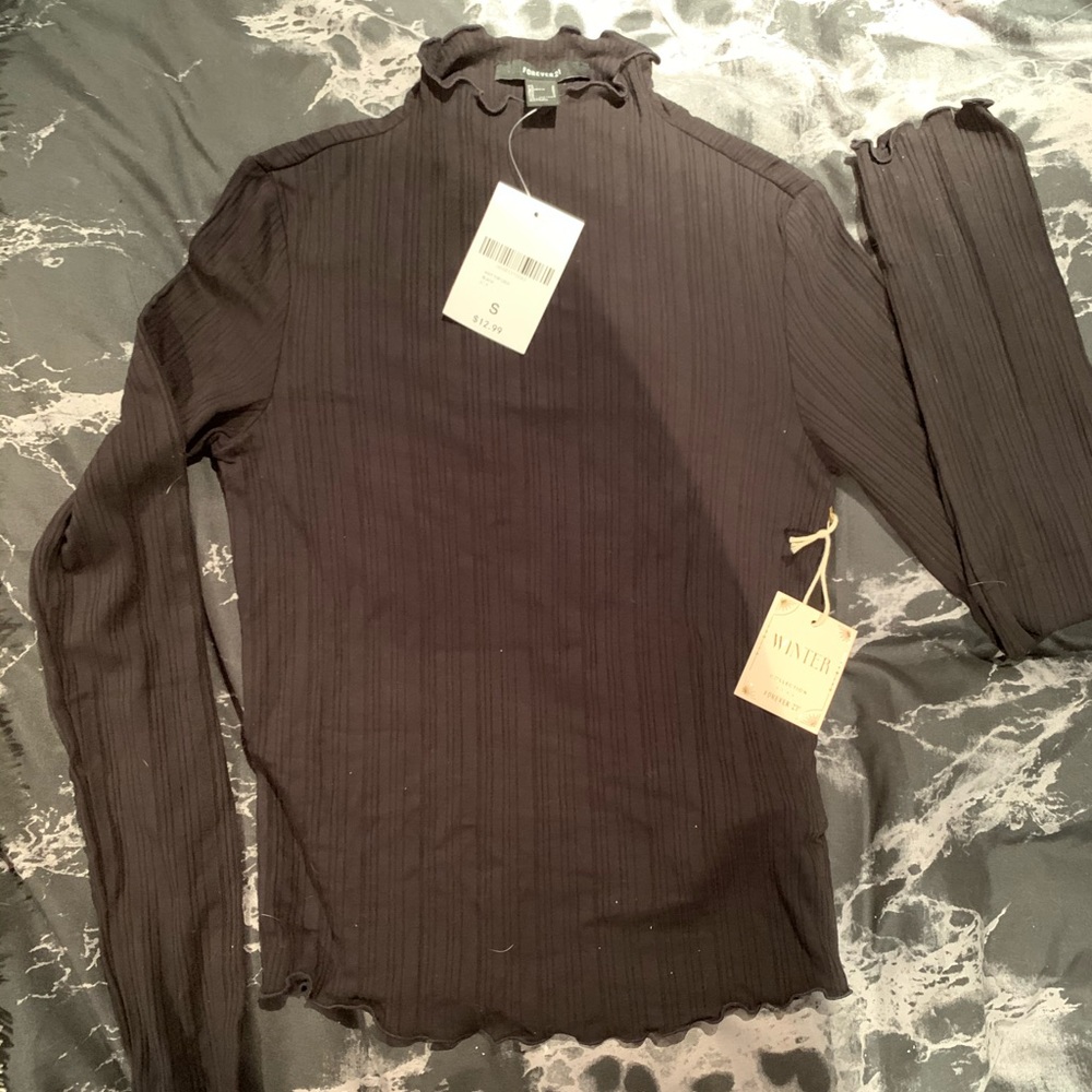 NWT Ribbed lettuce edge long sleeve shirt